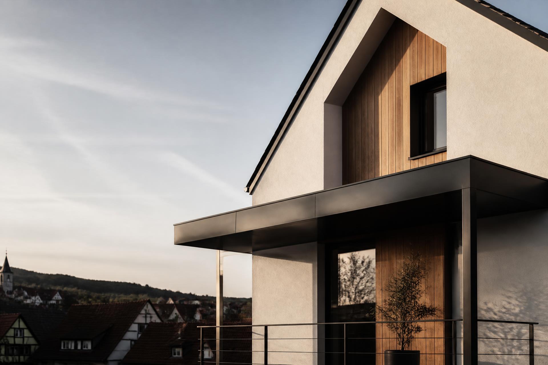 Modernisiertes Wohnhaus mit Stahlvordach und Holzfassade im Kreis Soest